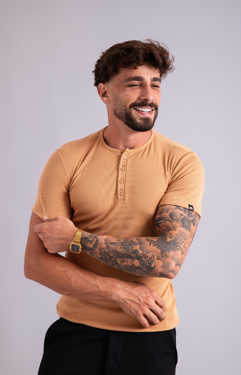 Os botões dão outro jeito à camiseta.